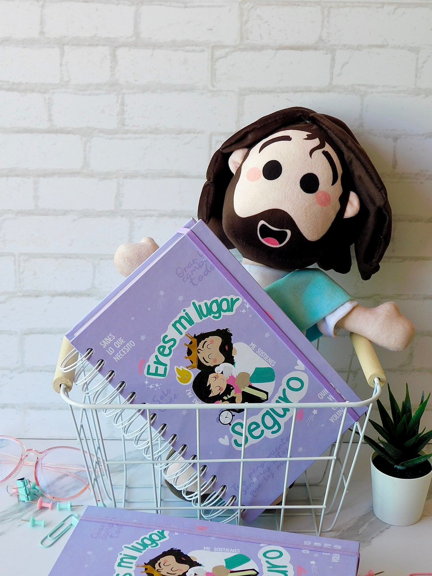 b) Peluche de Jesús