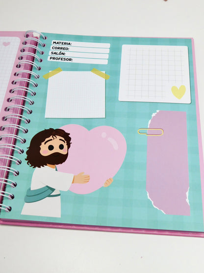 Cuaderno 5 materias – “Todo estará bien, Dios está en control” (rosa)