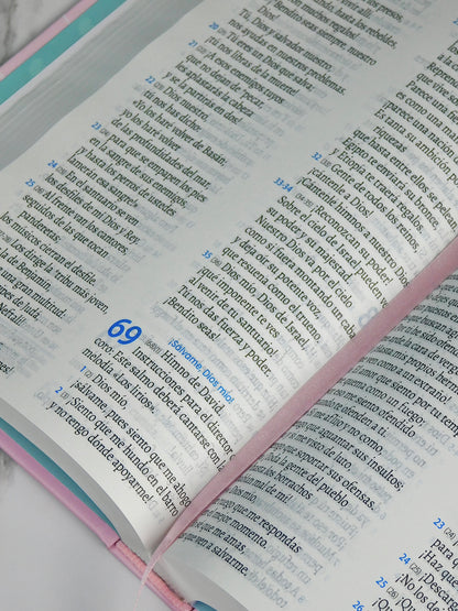 Biblia TLA – Entonces me acerqué más a Jesús y todo empezó a mejorar (Lila)