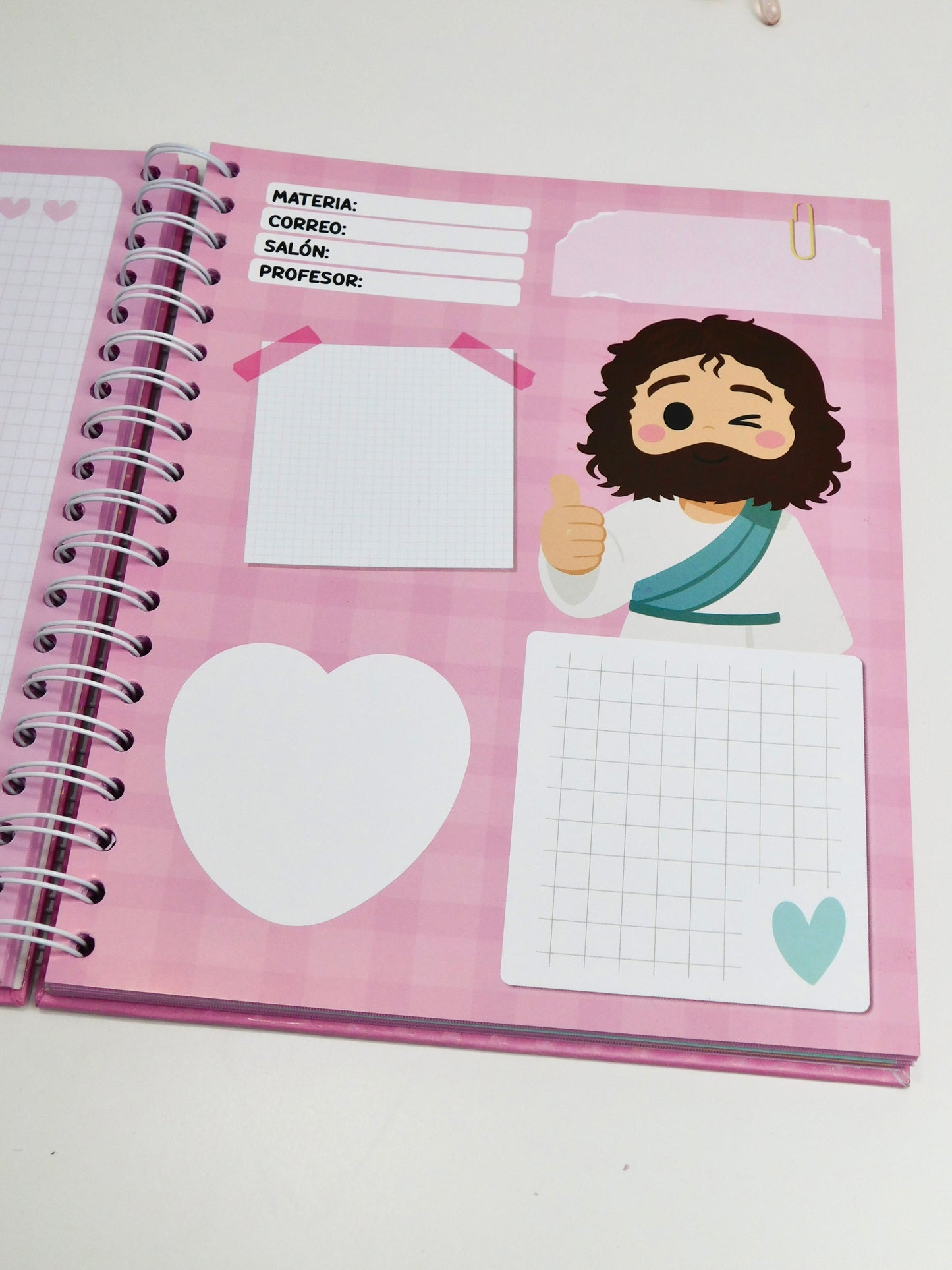 Cuaderno 5 materias – “Todo estará bien, Dios está en control” (rosa)