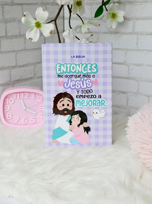 Biblia TLA – Entonces me acerqué más a Jesús y todo empezó a mejorar (Lila)